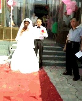 玩游戏新娘出嫁,结婚新郎新娘玩个游戏