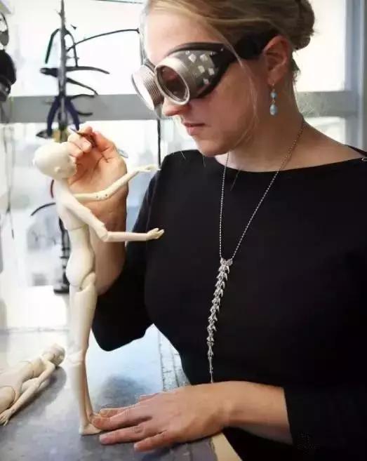 李晨花200万为冰冰买的娃娃，是他写了4个月邮件求来的私人定制