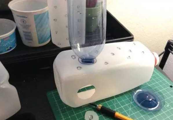 用塑料瓶自制植物自动浇水器,花盆土干了自动浇水器