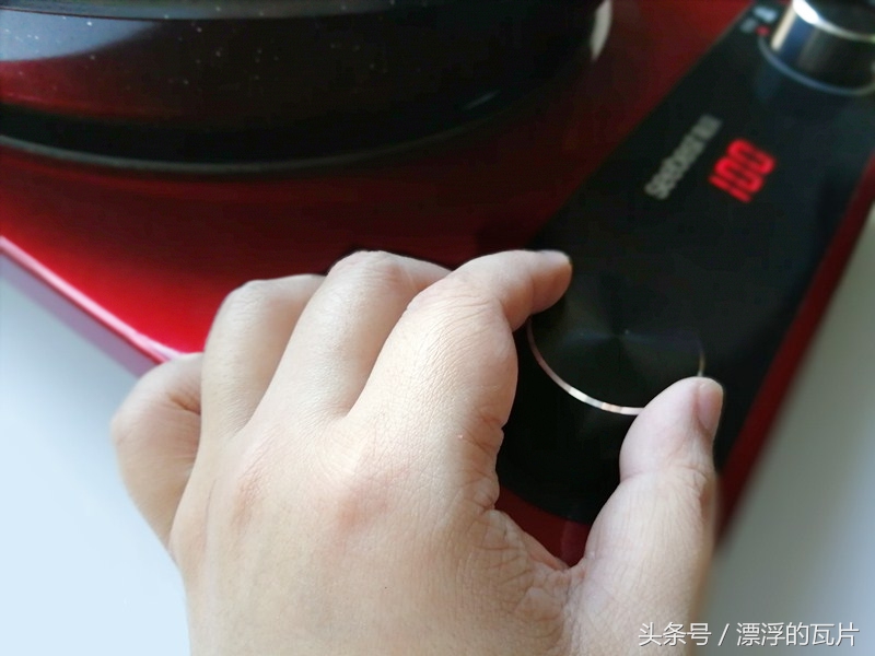 老式电磁炉用一般的锅炒菜会糊吗,电磁炉out2烧了