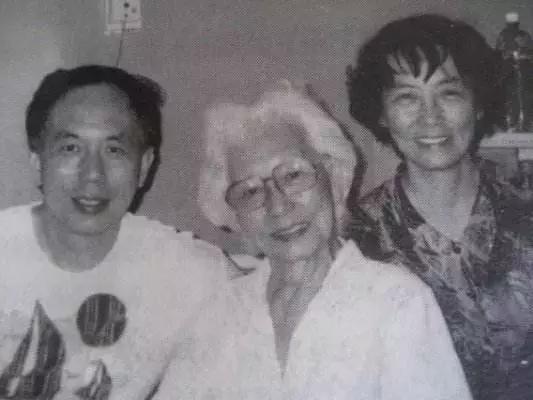 铝锅蒸蛋糕、铁丝烤面包……面对苦难仍不忘优雅的一代名媛郭婉莹