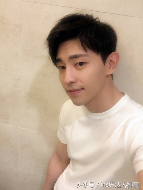 邓伦的这张自拍我真是看不懂了，网友：这下好了，化妆品全曝光了