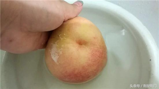 洗桃子如何去毛不用盐,怎样清洗桃子上的桃毛