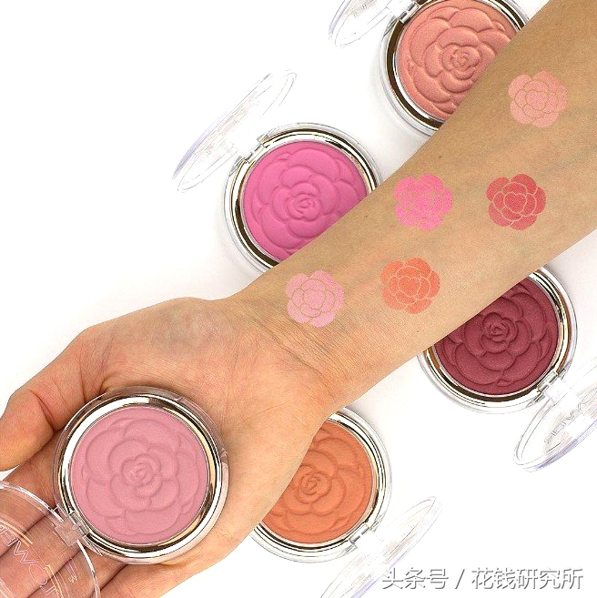 为什么一直嘲蕾哈娜是美妆博主,欧美美妆博主蕾哈娜化妆系列