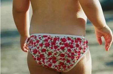 为什么现在都不给小宝宝穿开裆裤,大人为什么穿小孩的裤子