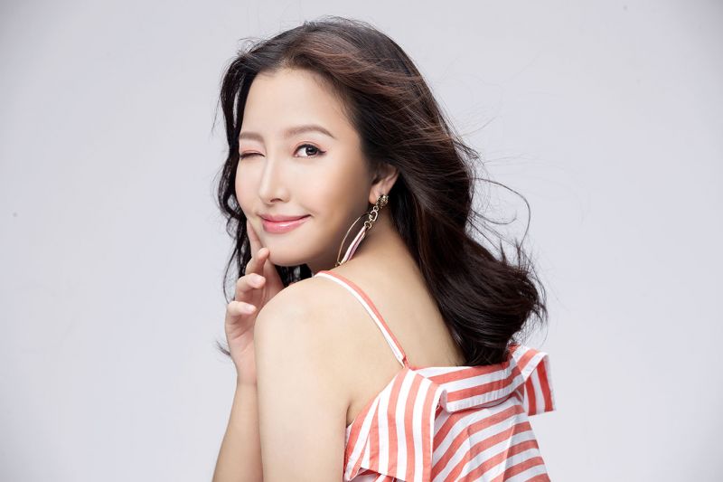 粉色眼影双重奏,用眼眉色调+线条决定时尚表情!