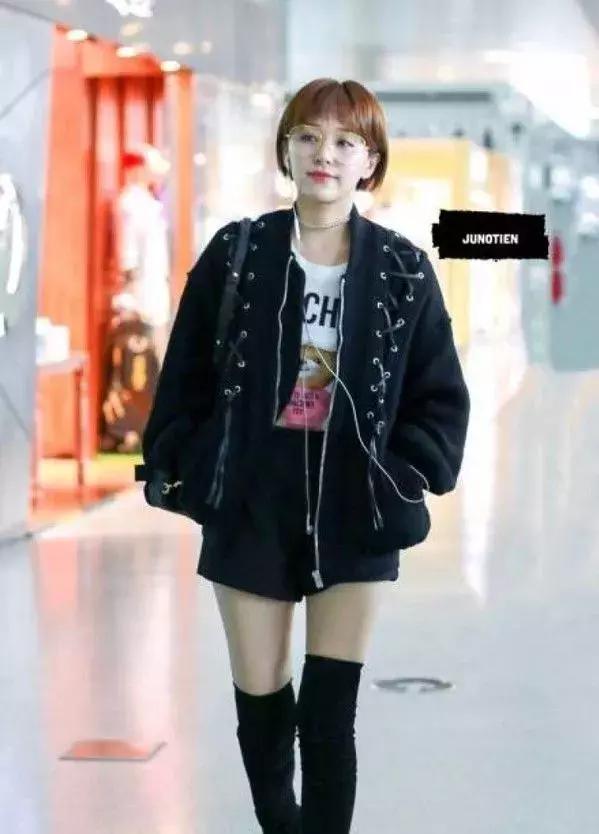 唐嫣的包包里放着一把大镜子,唐嫣背的小方盒子包包