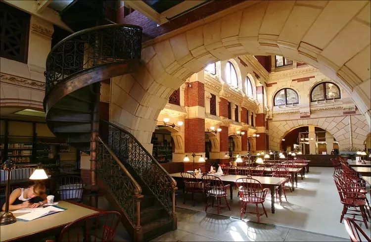 坐在图书馆学习照片,我在图书馆的时光