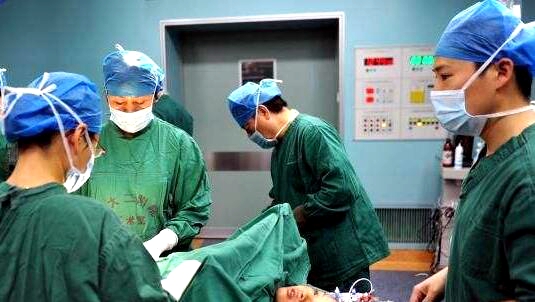 孕妈妈39周的时候滑了一跤，剖腹产切开后，着实让医生吓一跳