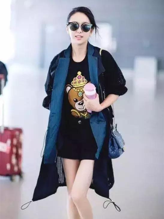 唐嫣的包包里放着一把大镜子,唐嫣背的小方盒子包包