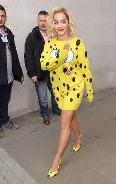 唐嫣的包包里放着一把大镜子,唐嫣背的小方盒子包包