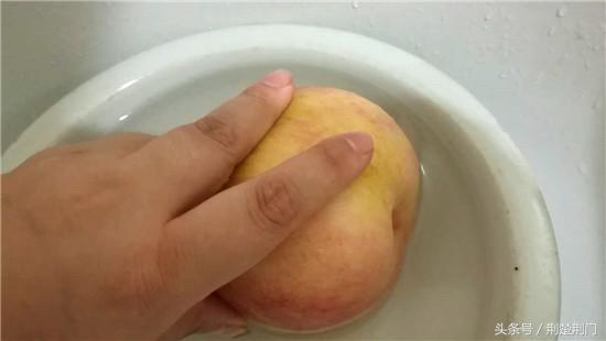 洗桃子如何去毛不用盐,怎样清洗桃子上的桃毛
