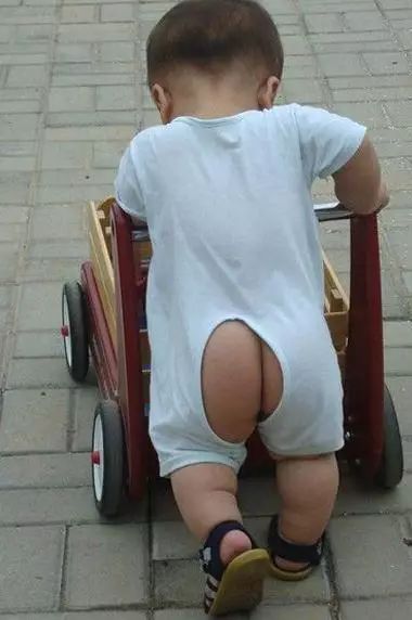 为什么现在都不给小宝宝穿开裆裤,大人为什么穿小孩的裤子