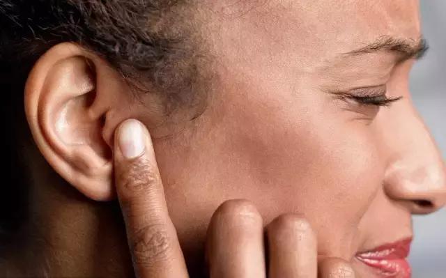 耳朵附近的小孔是什么,耳朵上有聪明嵴真的就聪明吗