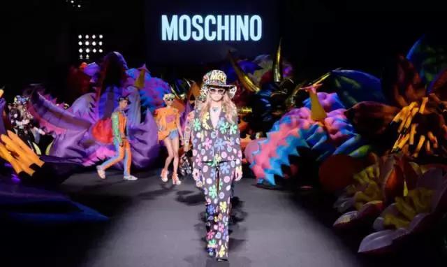 唐嫣的包包里放着一把大镜子,唐嫣背的小方盒子包包