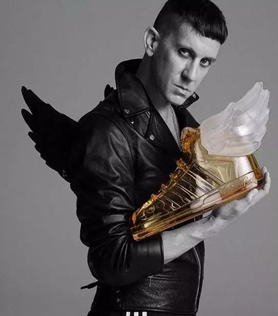 唐嫣的包包里放着一把大镜子,唐嫣背的小方盒子包包