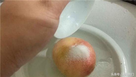 洗桃子如何去毛不用盐,怎样清洗桃子上的桃毛