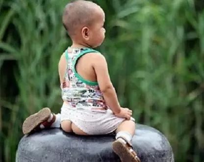 为什么现在都不给小宝宝穿开裆裤,大人为什么穿小孩的裤子