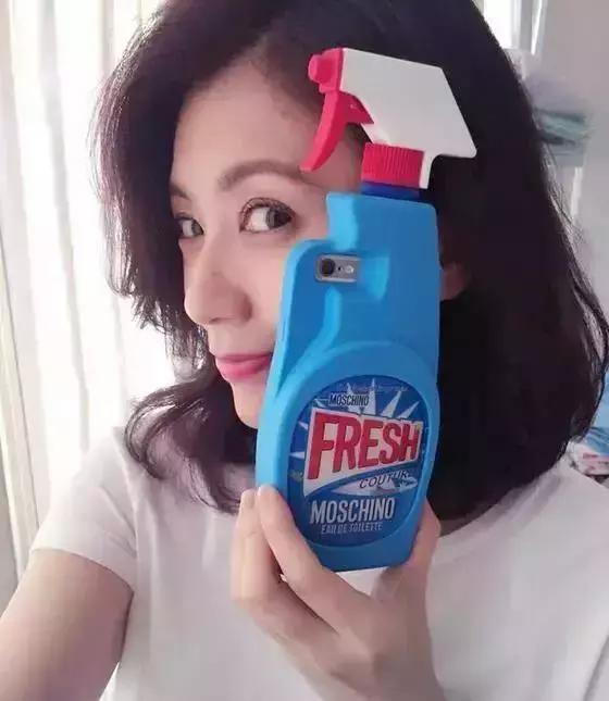 唐嫣的包包里放着一把大镜子,唐嫣背的小方盒子包包