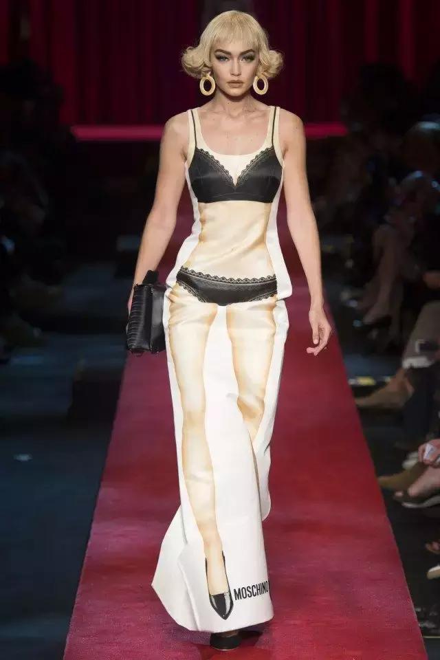 唐嫣的包包里放着一把大镜子,唐嫣背的小方盒子包包