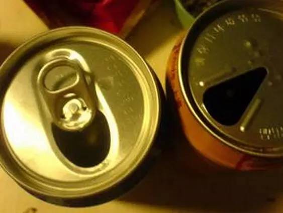 6岁宝宝喝水,不慎将舌头卡住瓶盖至血肿僵硬