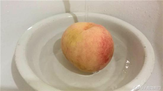 洗桃子如何去毛不用盐,怎样清洗桃子上的桃毛