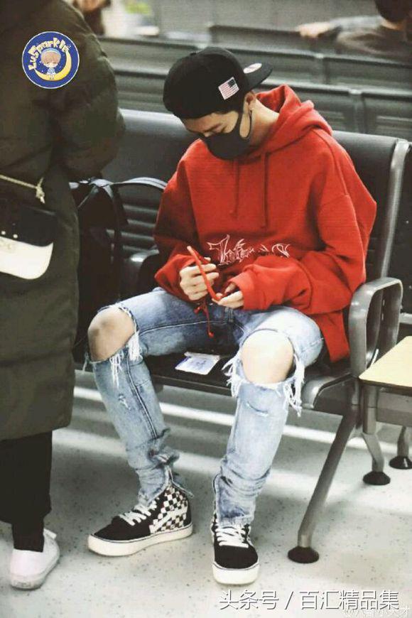 鹿晗穿风衣唱歌,鹿晗穿vans拍mv