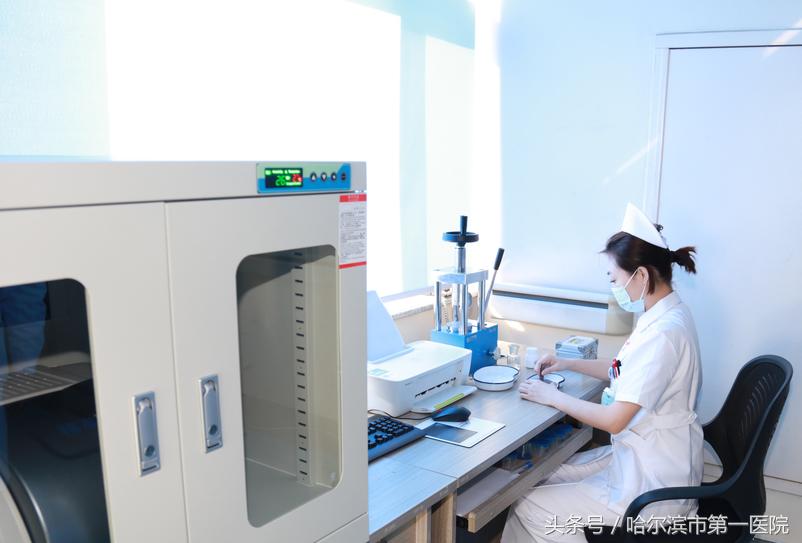 “顺藤摸瓜”科学分析制服“疯狂的石头”——第二代智能结石分析仪落户哈尔滨市第一医院