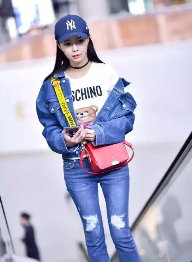 唐嫣的包包里放着一把大镜子,唐嫣背的小方盒子包包