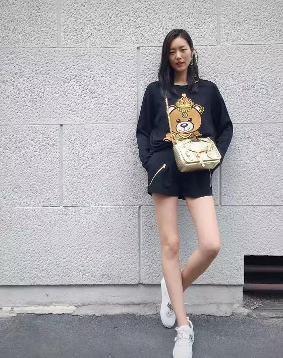 唐嫣的包包里放着一把大镜子,唐嫣背的小方盒子包包