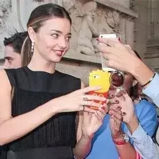 唐嫣的包包里放着一把大镜子,唐嫣背的小方盒子包包