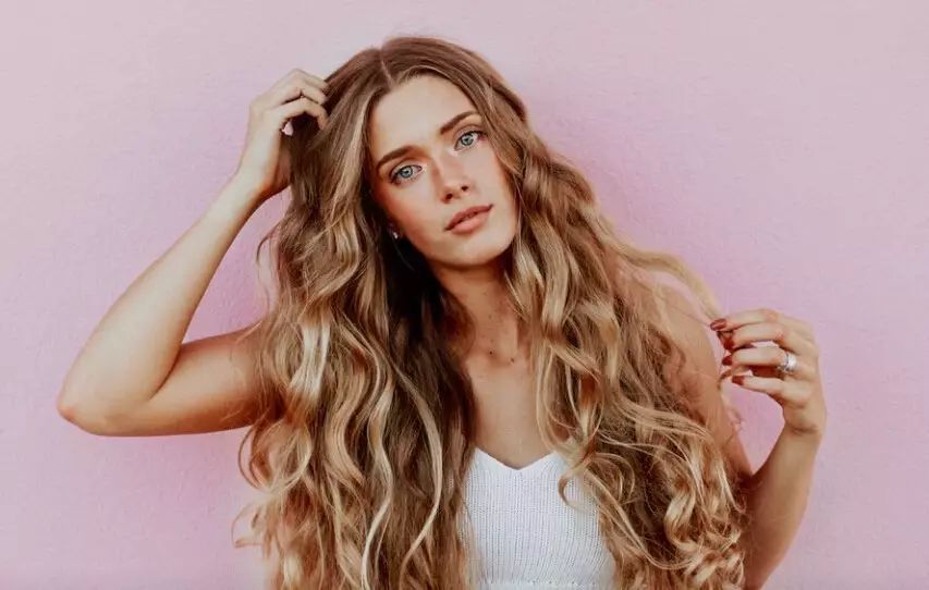 毛孔粗大堵塞内有油脂,毛孔堵塞