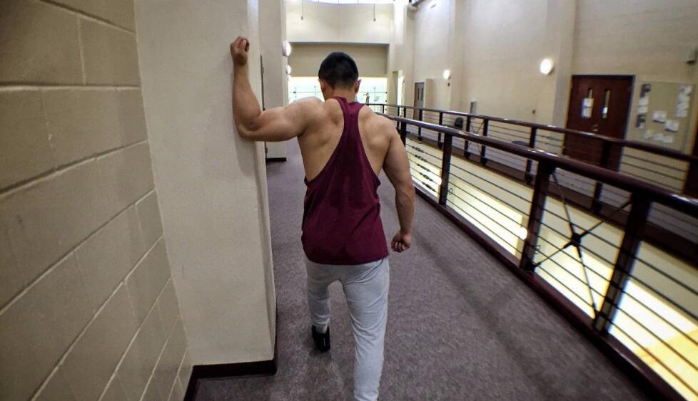 含胸驼背没气质改善训练,含胸驼背真的可以改善吗