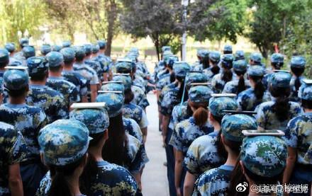 大学生军训都快结束了，没晒黑的同学肯定都不是学霸