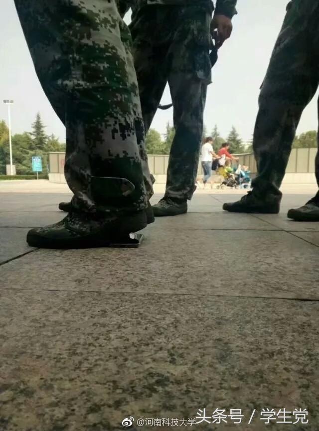 大学生军训都快结束了，没晒黑的同学肯定都不是学霸