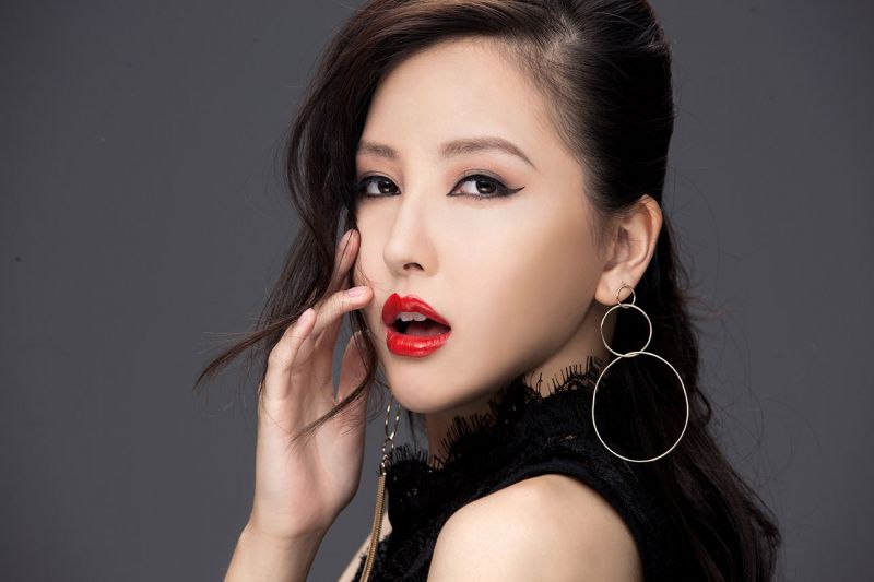 粉色眼影双重奏,用眼眉色调+线条决定时尚表情!