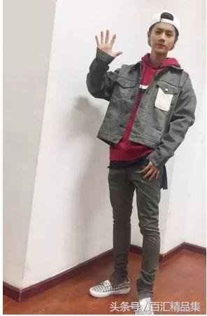 鹿晗穿风衣唱歌,鹿晗穿vans拍mv