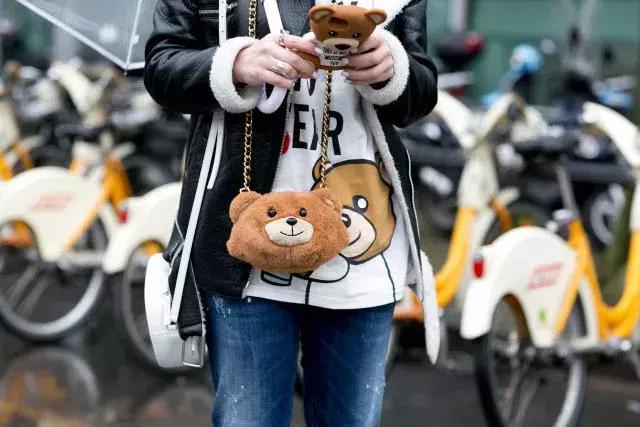 唐嫣的包包里放着一把大镜子,唐嫣背的小方盒子包包