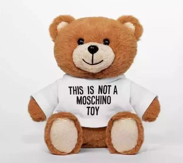 唐嫣的包包里放着一把大镜子,唐嫣背的小方盒子包包