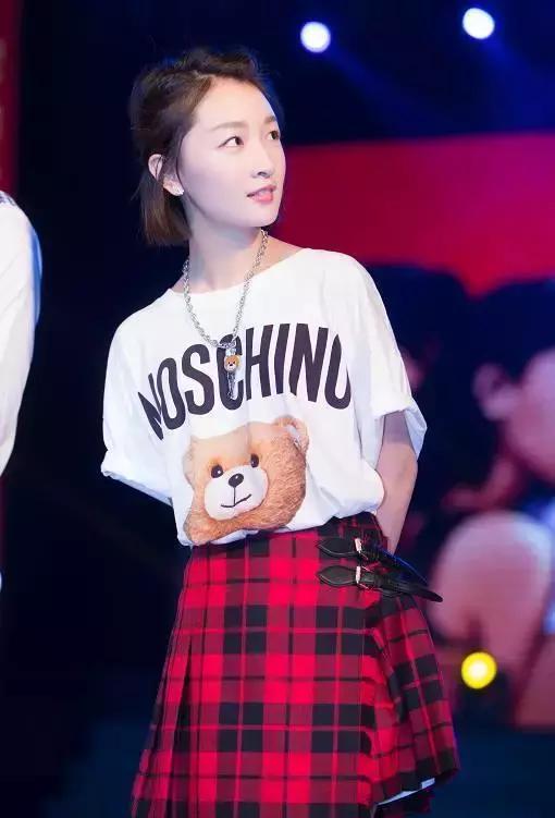 唐嫣的包包里放着一把大镜子,唐嫣背的小方盒子包包