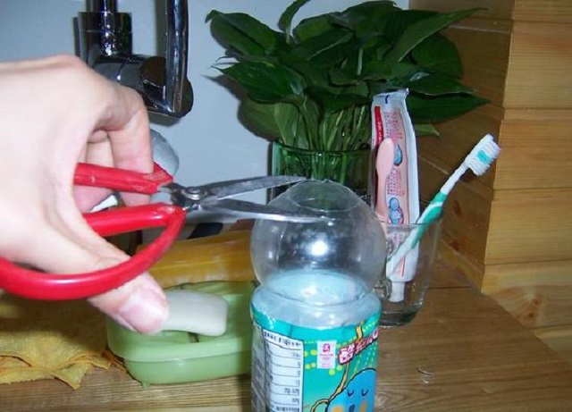 洗衣机地漏冒了一节出来,为什么洗衣机地漏里老有水