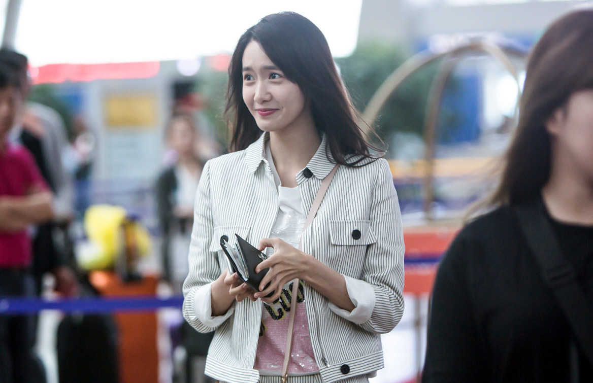 林允儿鹿晗王大陆同款,鹿晗与林允儿穿着红色衣服