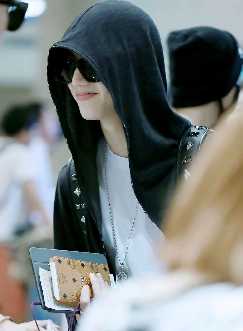 林允儿鹿晗王大陆同款,鹿晗与林允儿穿着红色衣服