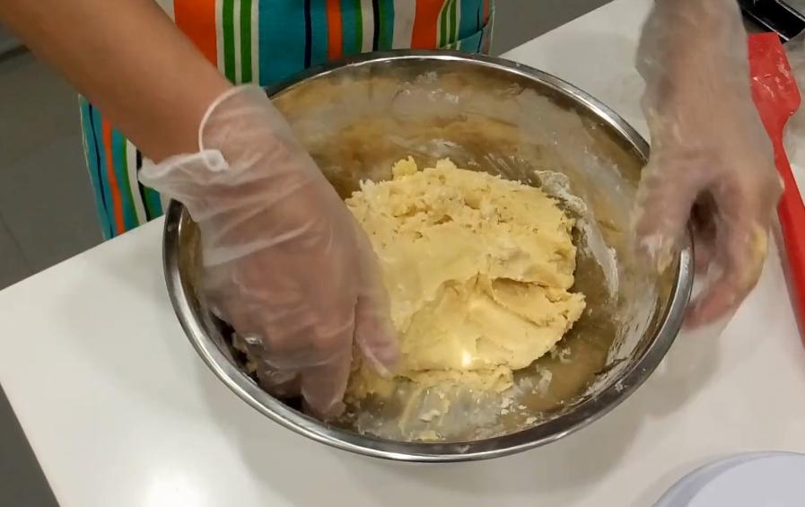 好吃不腻的五仁月饼做法,老师傅教你做经典五仁月饼