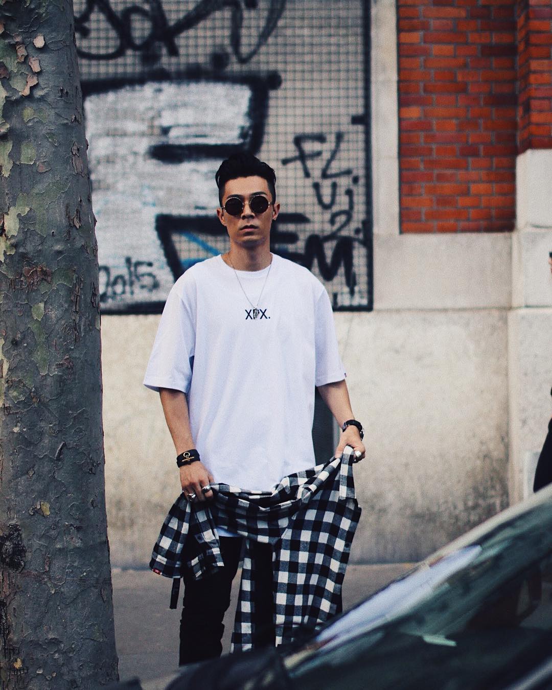 一件纯白的t恤搭配拉风的tee,一件白t恤男