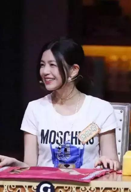 唐嫣的包包里放着一把大镜子,唐嫣背的小方盒子包包