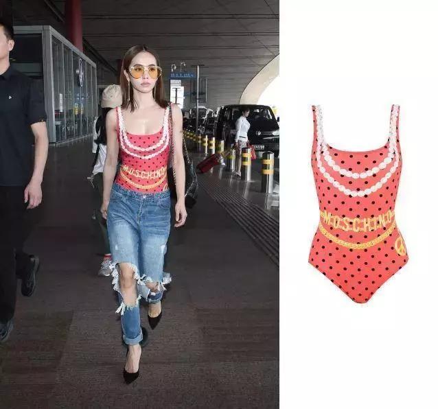 唐嫣的包包里放着一把大镜子,唐嫣背的小方盒子包包