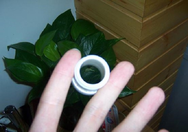 洗衣机地漏冒了一节出来,为什么洗衣机地漏里老有水