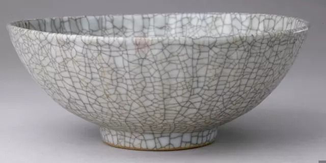 极具宋哥窑特征的哥窑贯耳瓶图片,澳门哥窑报价