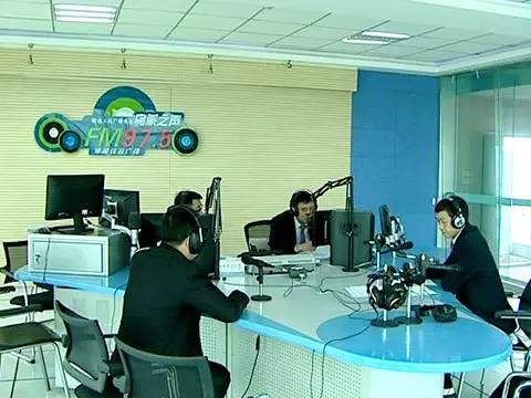 关注黑网吧怎么处理、黑户口怎么办?来看县长郑维江作客市广播电台“政风行风热线”回应关切解答热点